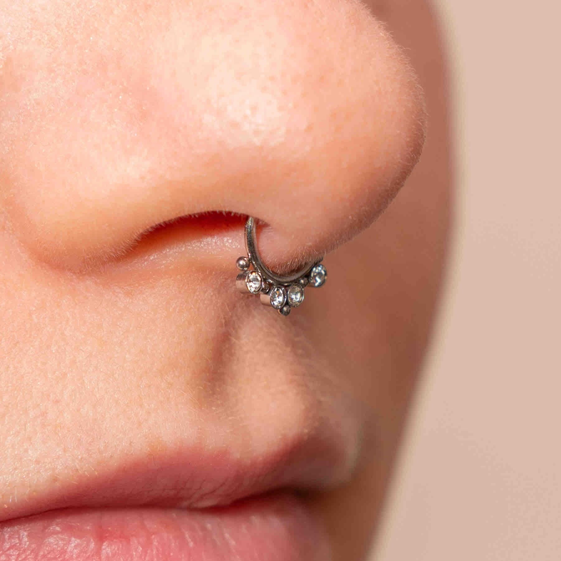 Fake septum piercing: Laura 