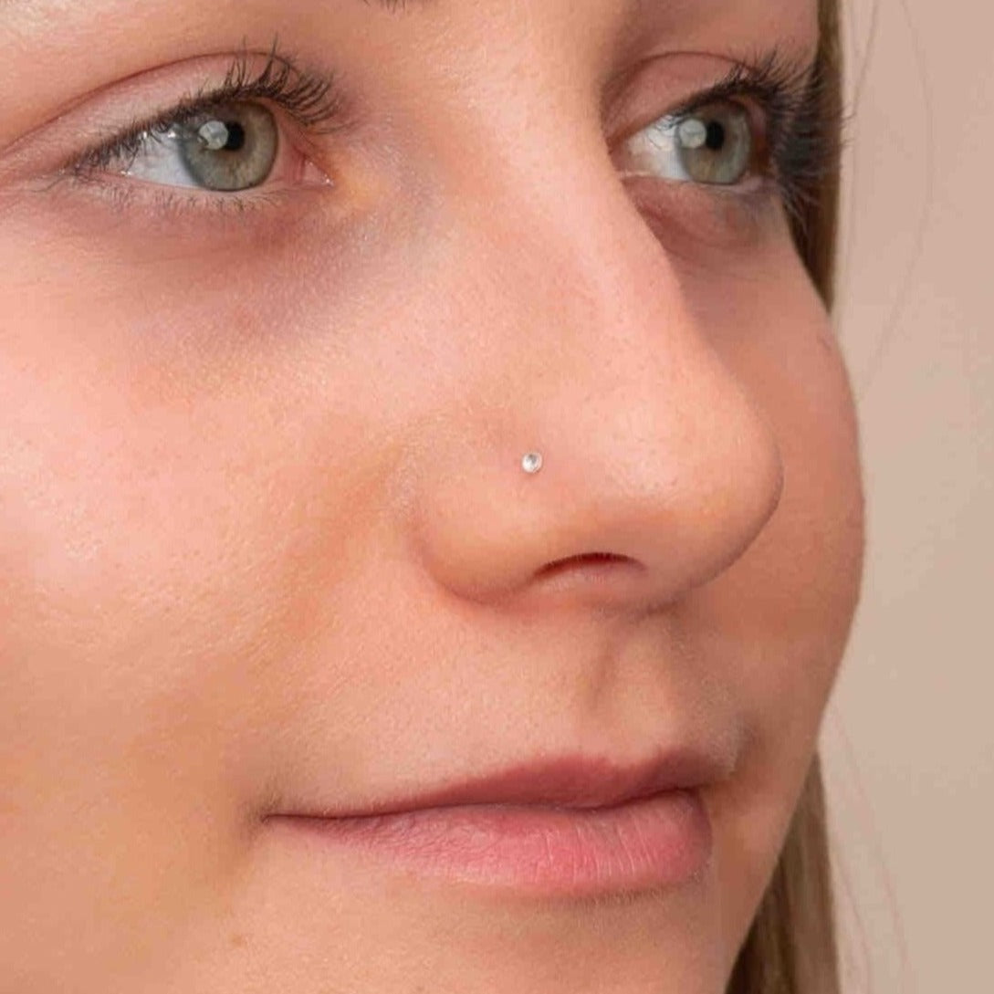 Fake diamond piercings: Manon