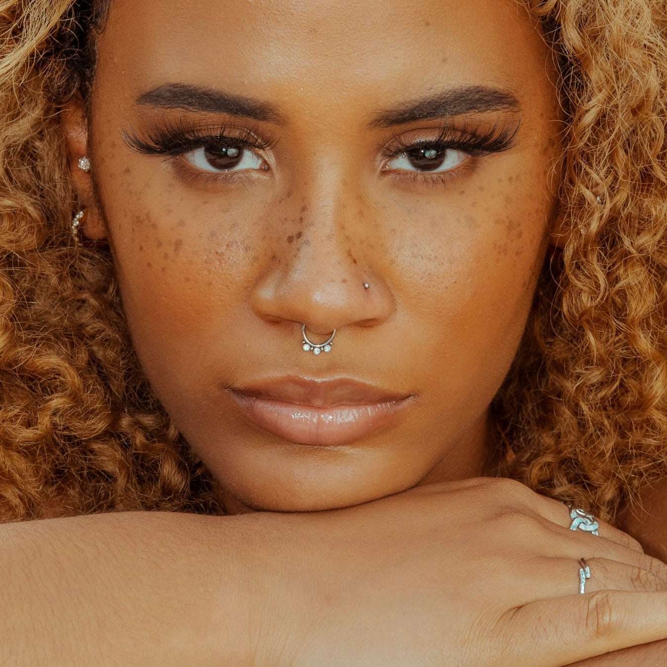 Le faux piercing au septum : Mariam